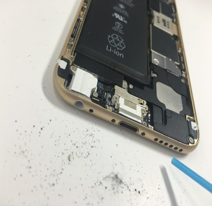 修理時は充電口のクリーニングを行います!