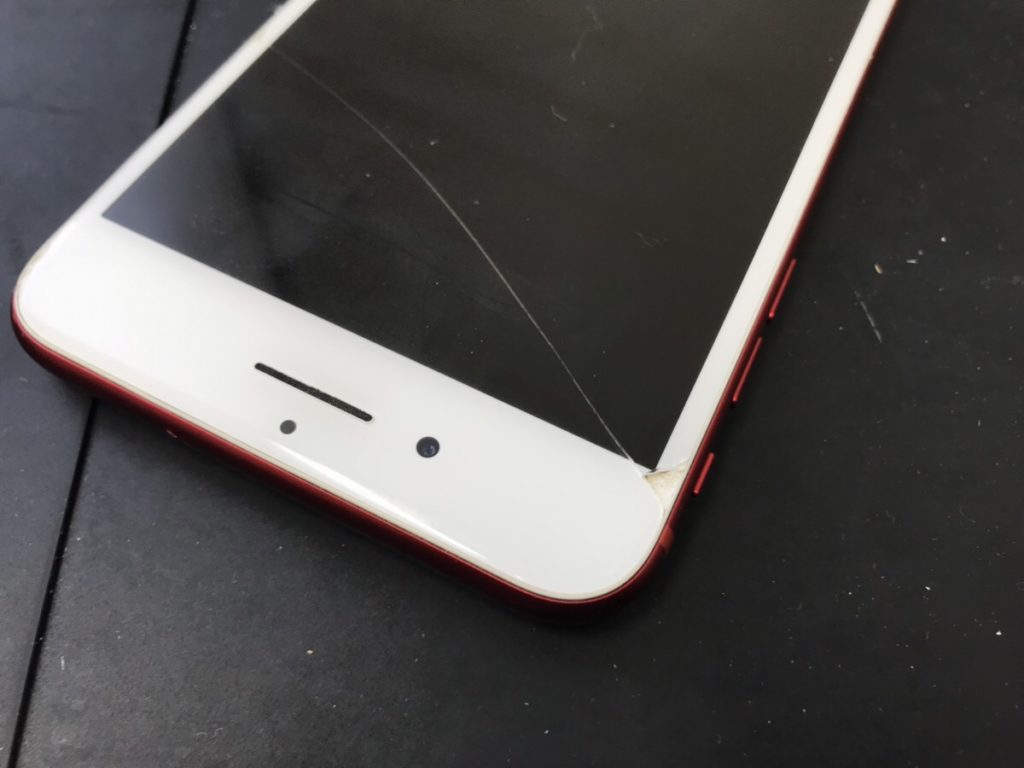 平成最後 Iphone7 Red のガラス割れ修理 軽いヒビ割れに見えるが Iphone修理専門店 モバイル修理 Jp