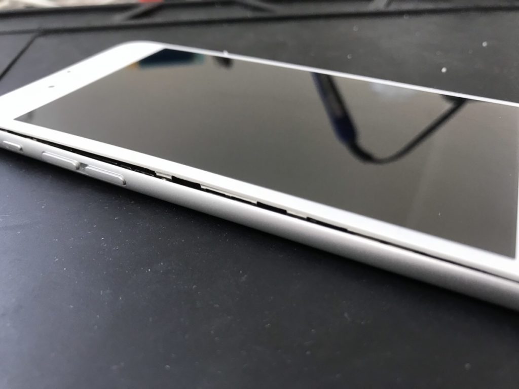 爆発寸前 Iphoneのバッテリーが膨張して画面が浮き上がってきた Iphone修理専門店 モバイル修理 Jp