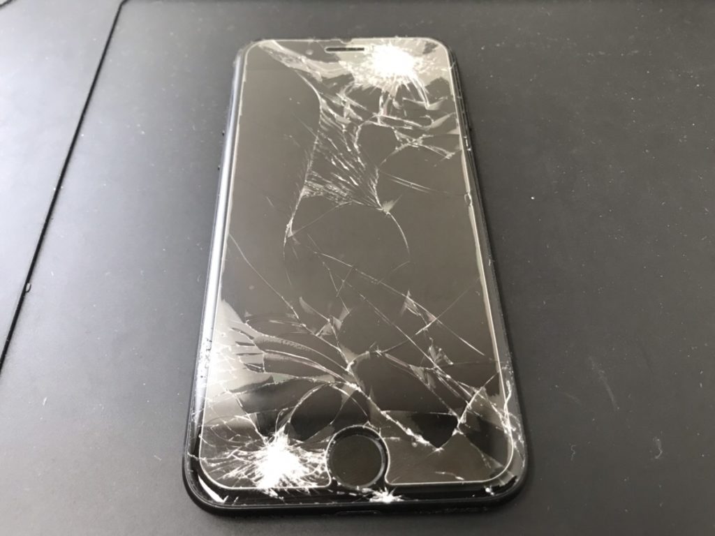 Iphone7ガラス割れ バキバキに割れたまま操作するのは危険です Iphone修理専門店 モバイル修理 Jp