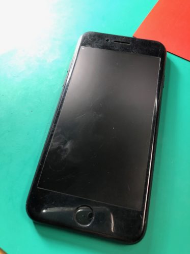 【修理事例】iPhone8 落としたら画面が真っ暗