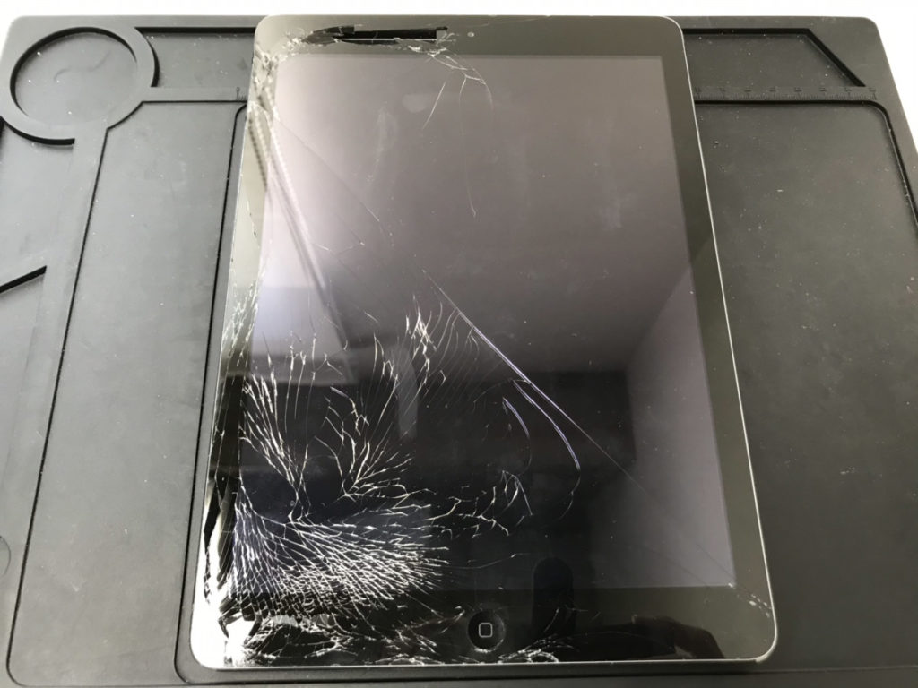 Ipad Air ガラスが激しく割れてしまった画面修理も対応可能です Iphone修理専門店 モバイル修理 Jp