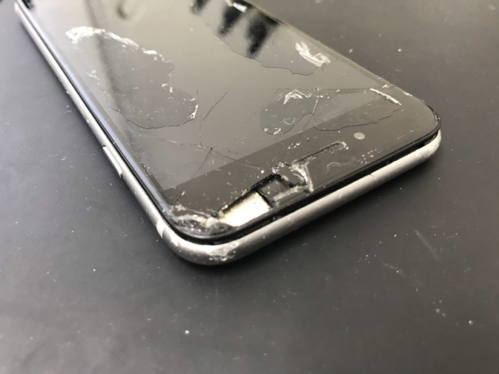 Iphone6s 耳を怪我してしまう前に割れた画面を修理しましょう Iphone修理専門店 モバイル修理 Jp