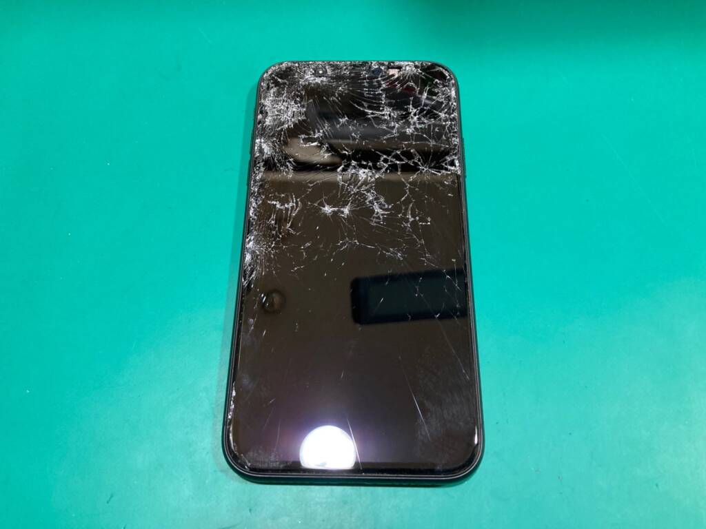 画面がバキバキに割れたままの使用は危険です Iphone修理専門店 モバイル修理 Jp