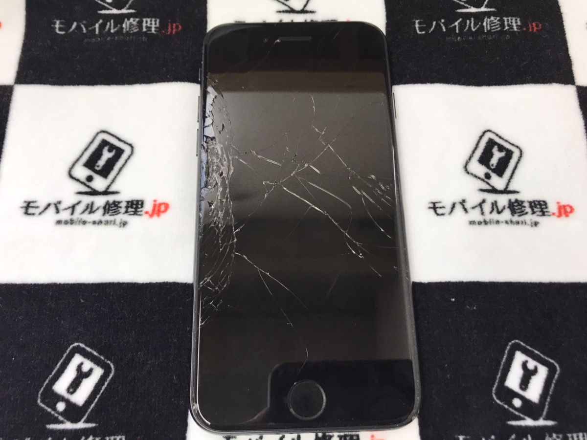 ガラスが粉々に割れているiPhoneSE2