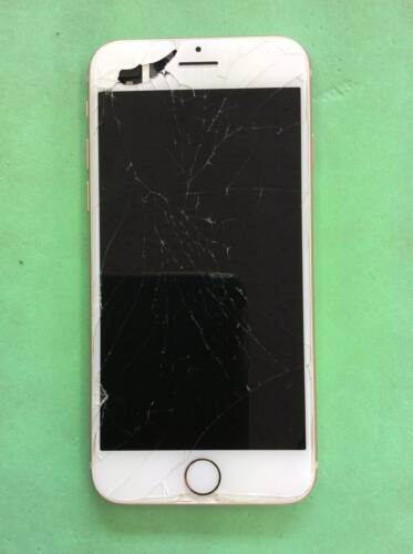 iPhone8 落下の衝撃で真っ暗になった画面修理
