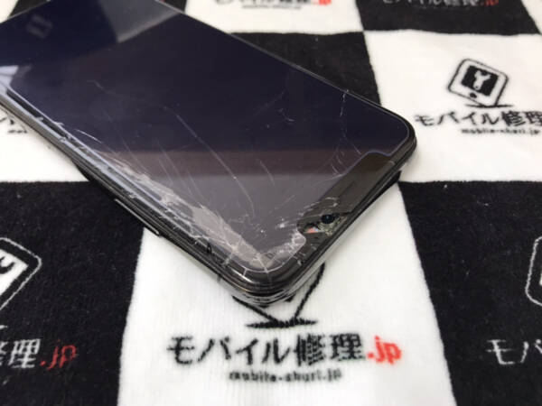 ガラスが剥離してインカメラが丸見えのiPhoneXの修理依頼
