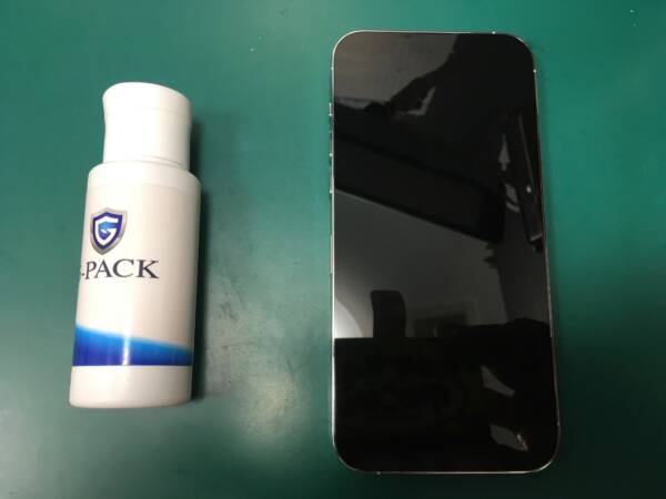買ったばかりのiPhone14ProMax　ガラスコーティング