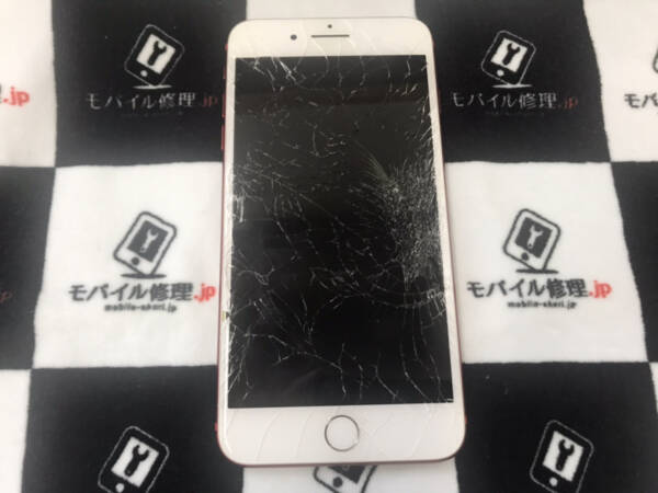 【iPhone7Plus】大きな画面のガラスが粉々に割れて非常に危険な状態に