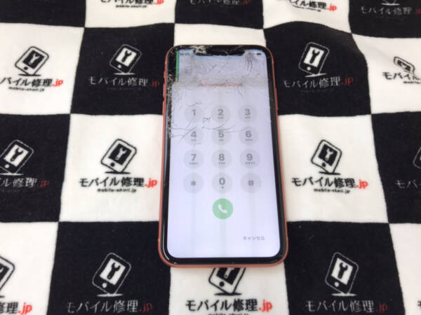 重度の画面破損を起こしているiPhoneXRもモバイル修理.jp 伊勢崎本店へ