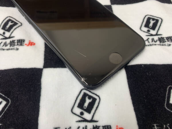 軽い画面割れが起きているiPhoneSE第3世代の修理依頼