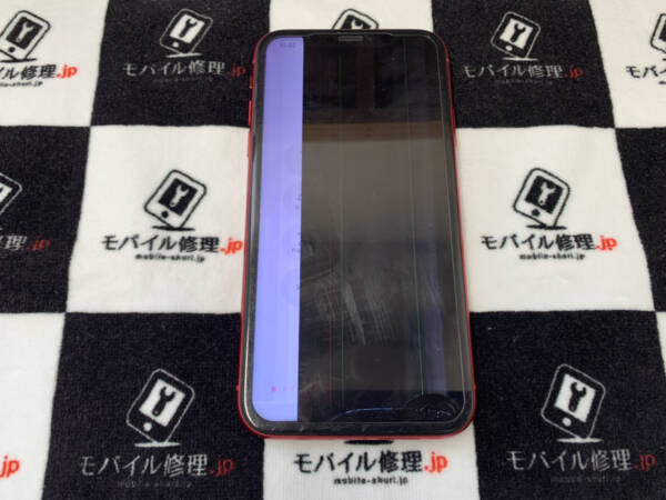 液晶の半分以上が見えなくなってしまったiPhone11の画面交換修理