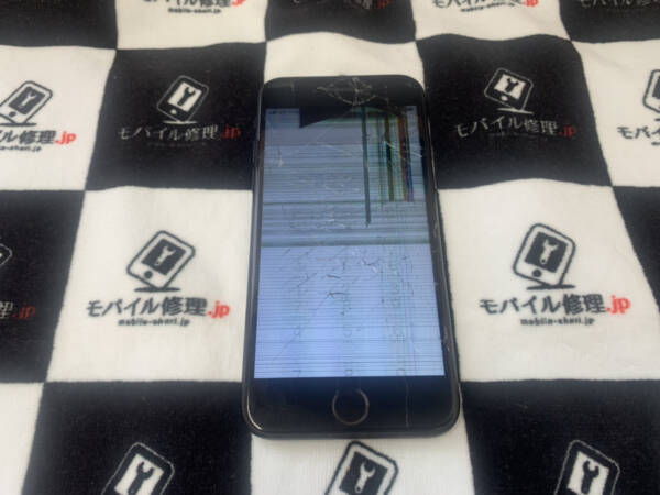 重度の画面破損を起こしているiPhoneSE2もモバイル修理.jp 伊勢崎本店へ
