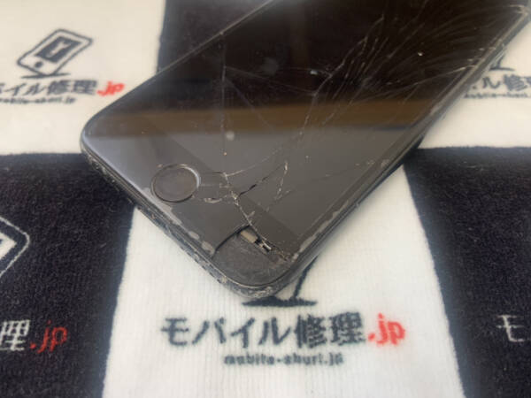 iPhone7のホームボタン横のガラスが割れた際は早めの修理を