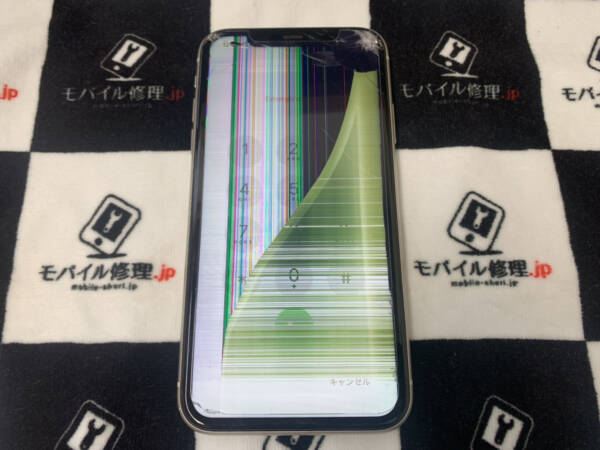 液晶漏れで画面の表示に大きな問題を抱えているiPhoneXR