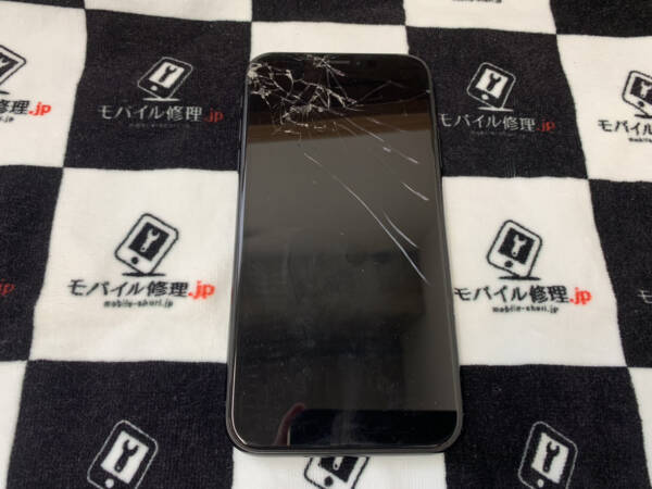 画面上部のガラスが割れてしまったiPhone11の修理依頼