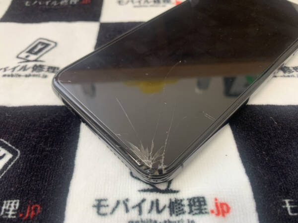 ガラス割れによって画面が映らなくなったiPhone11Proも即日修理