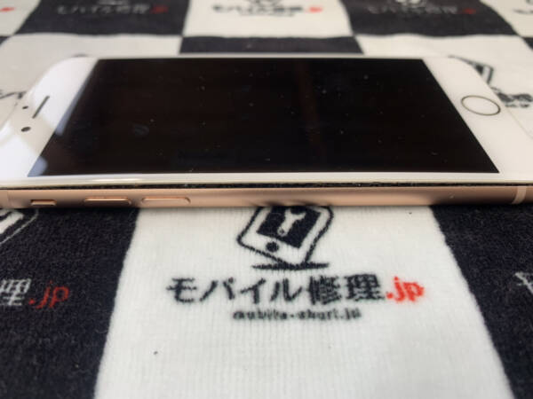 バッテリーの膨張によって画面が浮いてきたiPhone8の修理依頼