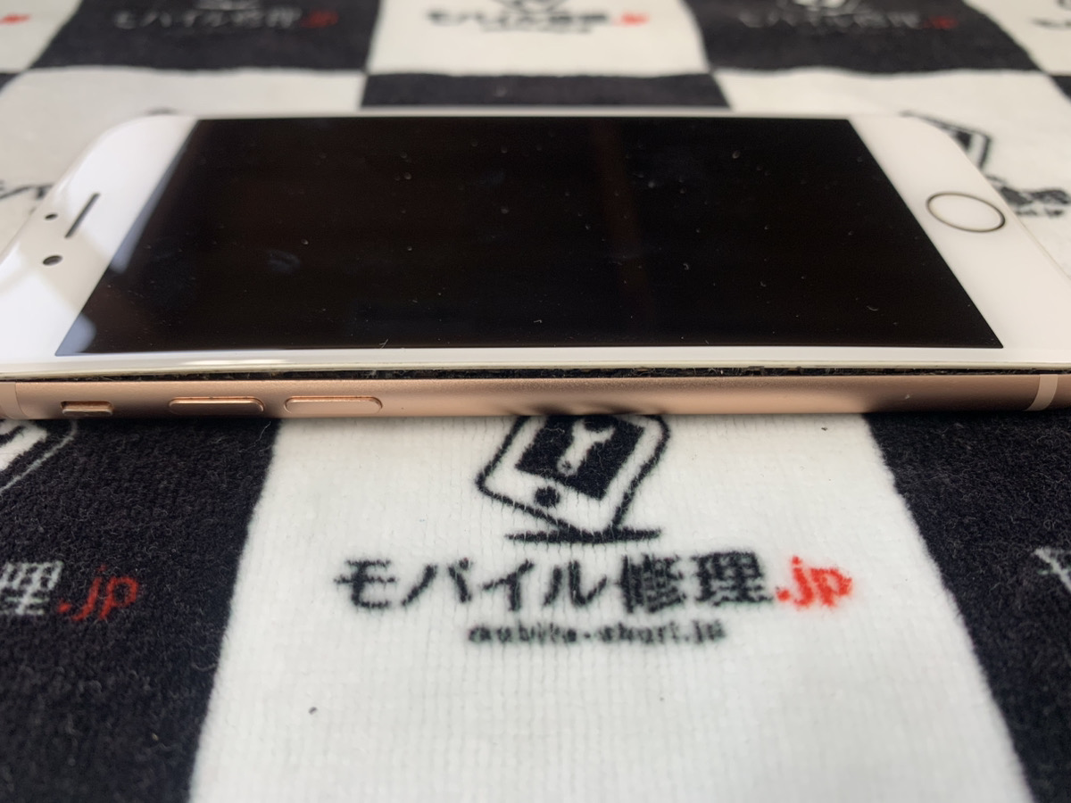 画面が浮いているiPhone8