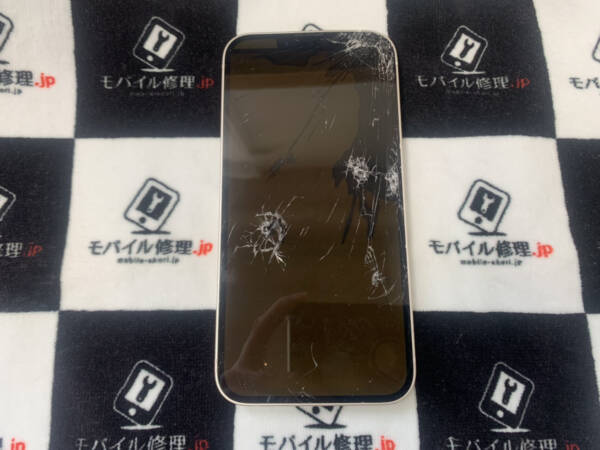 画面が割れてタッチ操作不能になったiPhone14の修理依頼