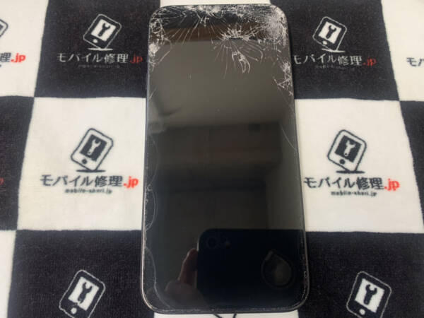 画面上部のガラスが粉々に割れたiPhone15ProMaxの修理依頼