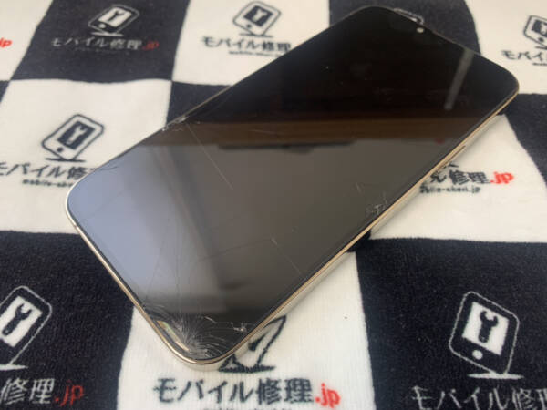 落として割れてしまったことが原因で画面が映らなくなったiPhone13ProMax