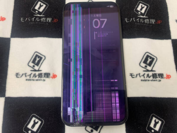 重度破損で画面がほとんど見えなくなったiPhone13の復旧修理