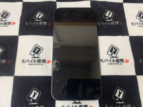 落として割れてしまったことが原因で画面が映らなくなったiPhone16