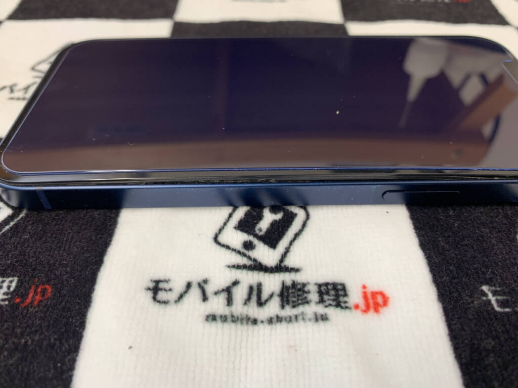 画面が浮いているiPhone12