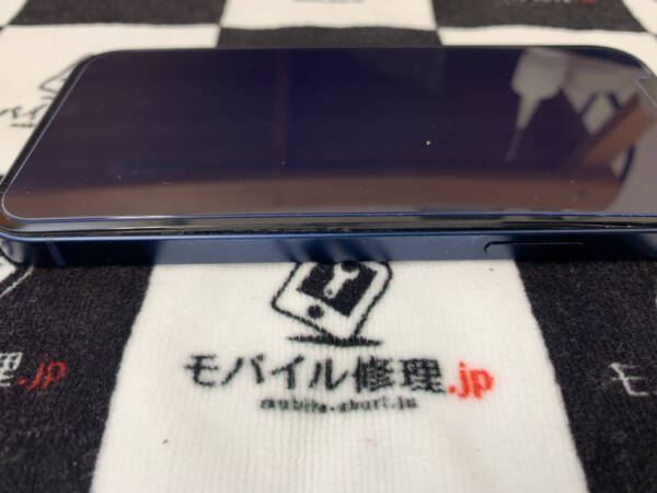 バッテリーの膨張によって画面が浮いてきたiPhone12の修理依頼