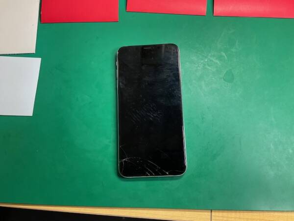 【修理事例】iPhoneXS Max 画面が割れて、真っ暗になった