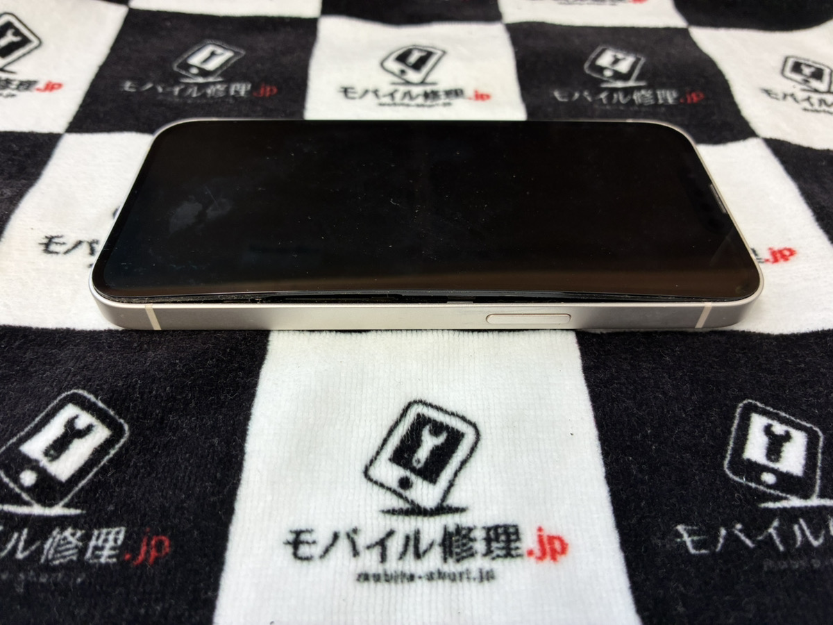 画面が浮いているiPhone13