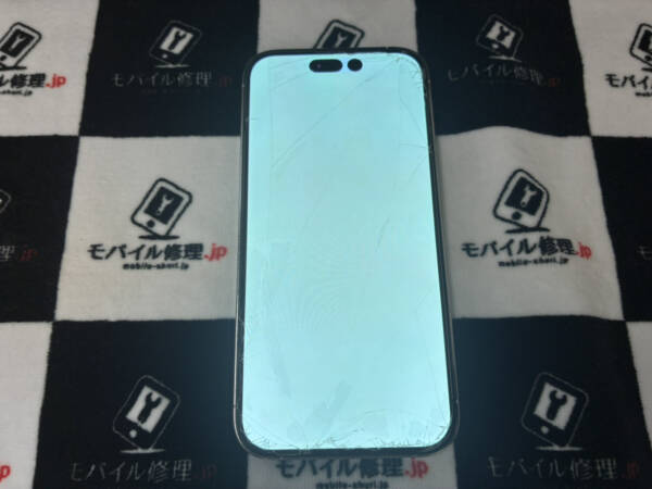 落下の衝撃で画面全体が真っ白になったiPhone14Proの修理依頼