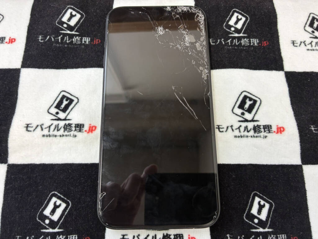 画面が割れているiPhone15Plus