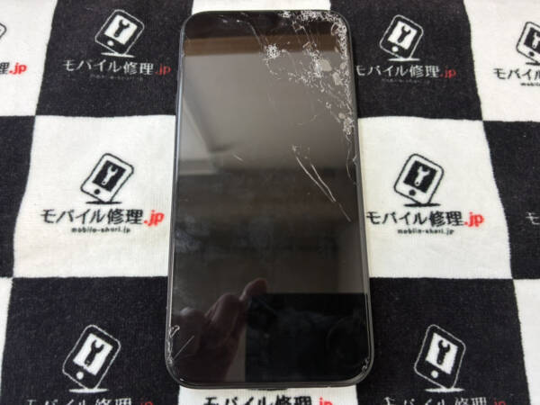 ガラス割れによって画面が映らなくなったiPhone15Plusも即日修理