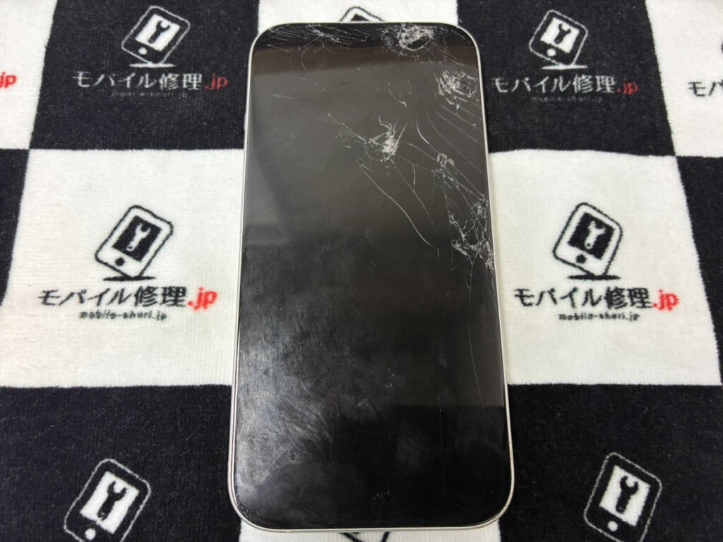 画面が割れているiPhone16