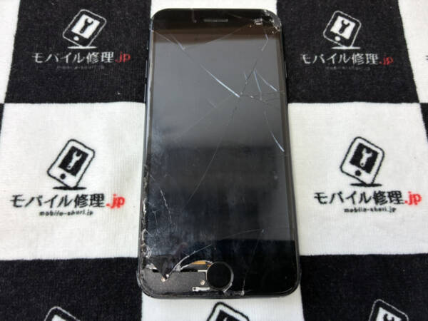 強い衝撃によって画面が真っ暗になったiPhoneSE3も最短30分で即日修理