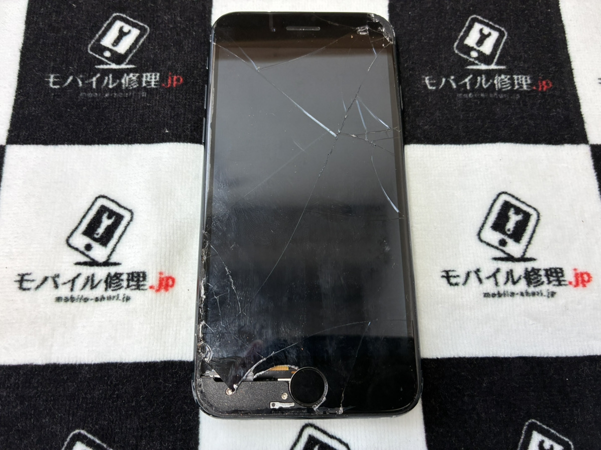 画面が割れているiPhoneSE3