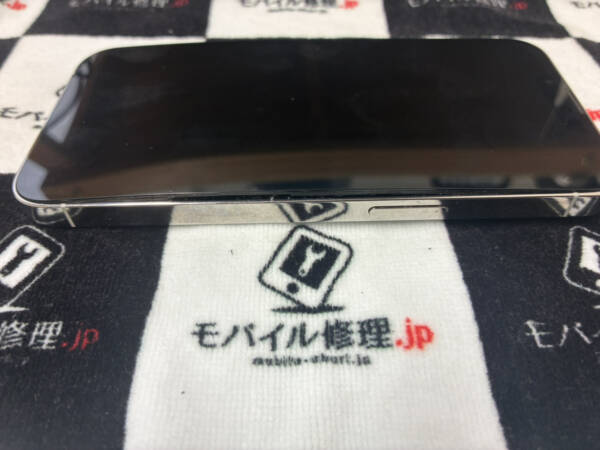 バッテリーの膨張によって画面が浮いてきたiPhone13Pro