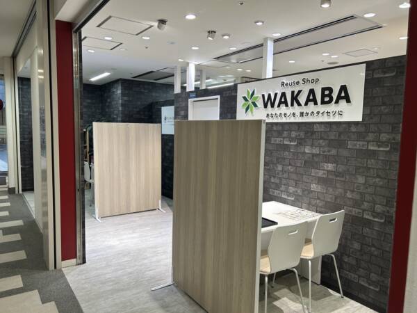 iPhone修理専門-モバイル修理.jp カレッタ汐留店 店内