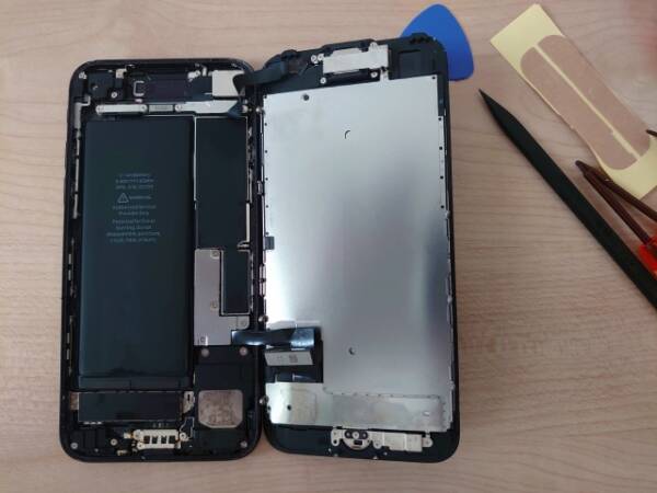 夏はスマホのバッテリーが壊れやすい季節です