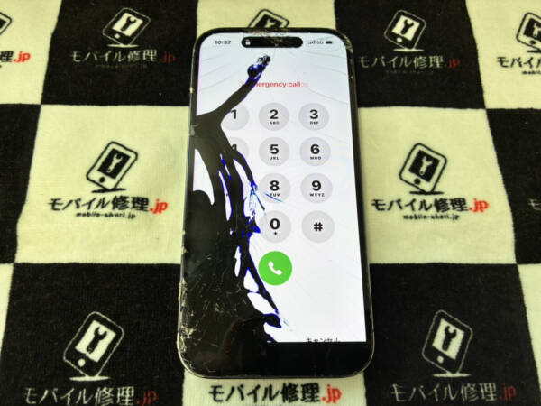画面左側に液晶漏れが起きているiPhone14Proの修理依頼