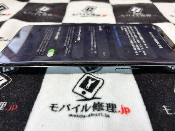 バッテリーの膨張によって画面が浮いてきたiPhone12Proの修理依頼