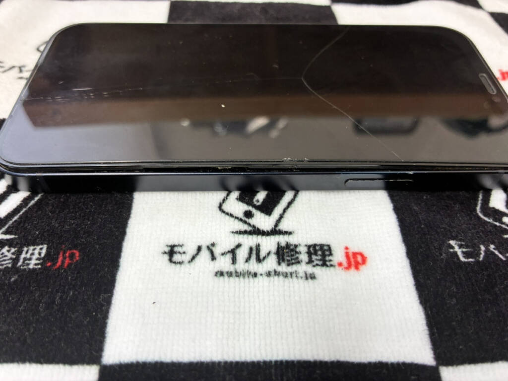 画面が浮いているiPhone12