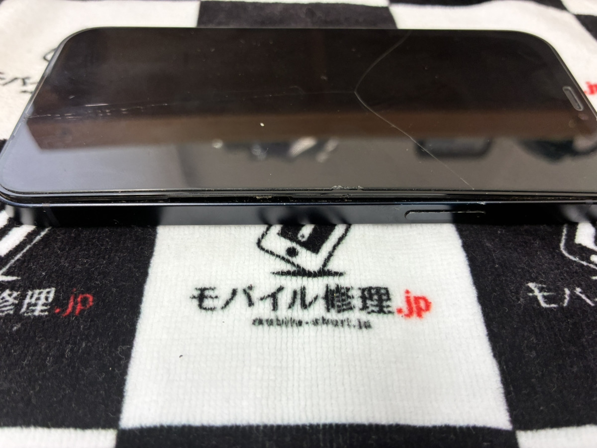 画面が浮いているiPhone12