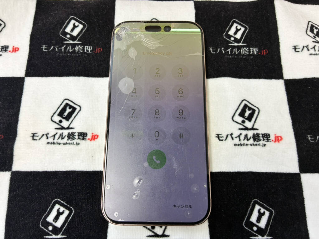 画面が割れているiPhone16Pro